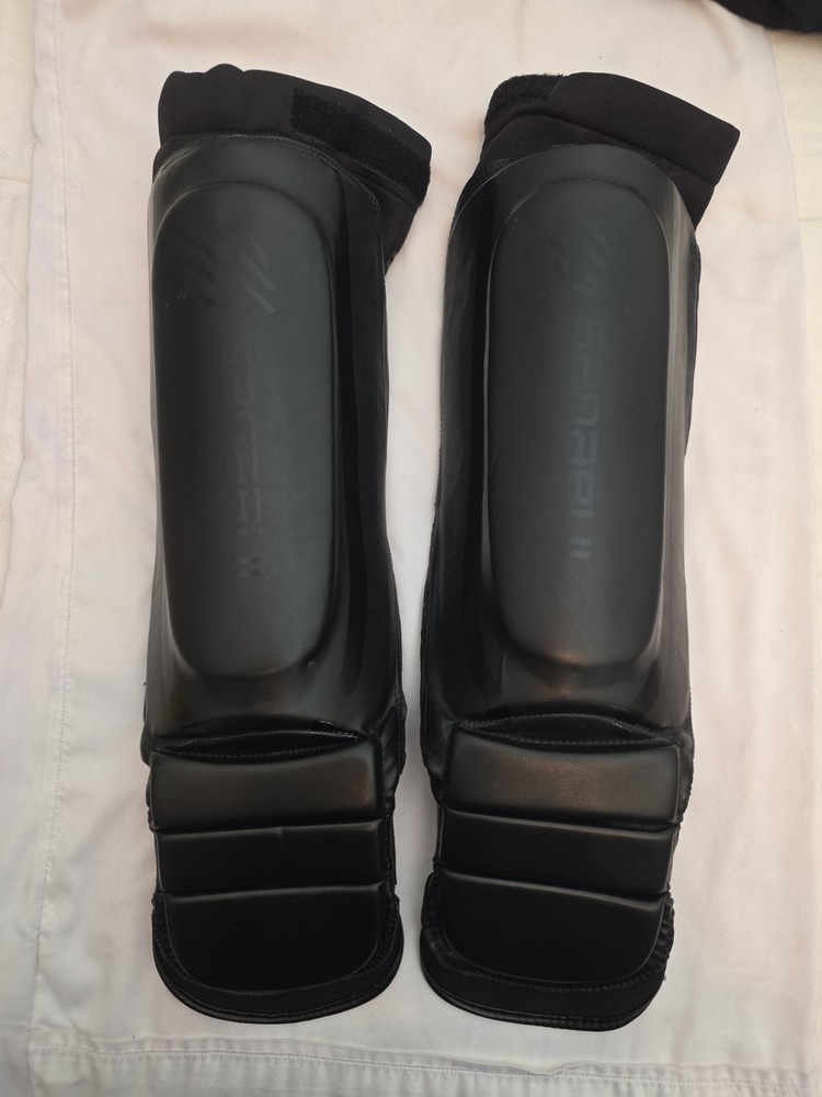 SZ L/ XL Sanabul Essential Sleeve Kickboxing Shin Guards MMA Shin Guards Muay