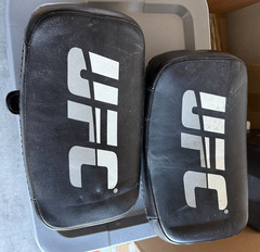UFC Pair L&R MMA Black Strike Punch Shield Kick Pads Boxing Muay Thai mITTS gear